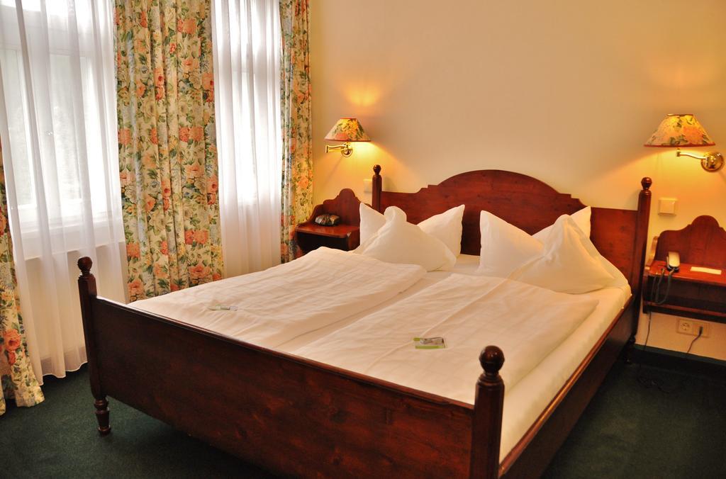 Flair-Hotel Waldfrieden Oberweißbach Esterno foto